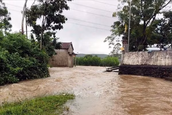 Quảng Trị: Mưa lũ gây thiệt hại, nhiều bản làng bị cô lập