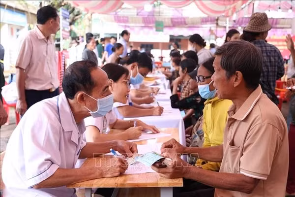 Khám bệnh, cấp thuốc cho đồng bào biên giới Bù Gia Mập