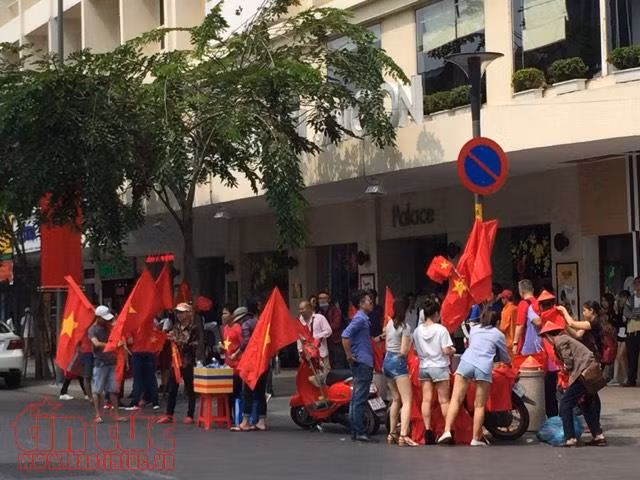 Dịch vụ 'ăn theo' trận chung kết U23 châu Á tại phố đi bộ Nguyễn Huệ đắt đỏ ảnh 1