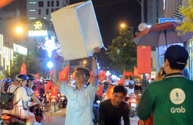 1001 kiểu ăn mừng của người dân TP Hồ Chí Minh ảnh 14