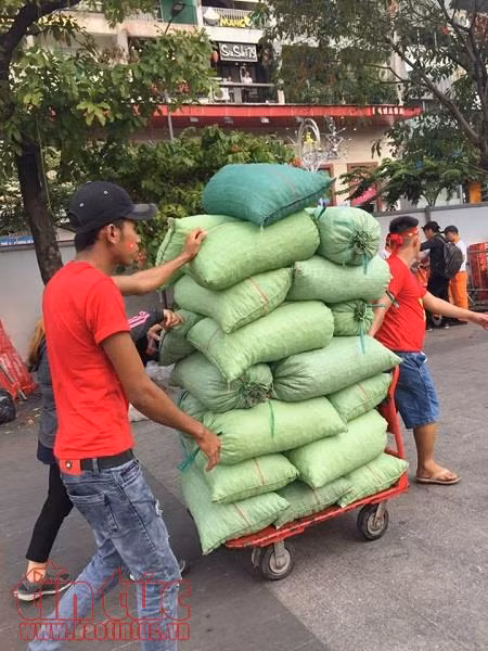 Dịch vụ 'ăn theo' trận chung kết U23 châu Á tại phố đi bộ Nguyễn Huệ đắt đỏ ảnh 3