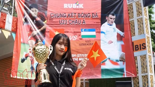 Ngắm các nữ cổ động viên xinh đẹp cổ vũ cho đội tuyển U23 Việt Nam ảnh 3