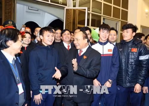 Thủ tướng tặng bóng và áo của cầu thủ U23 để đấu giá ủng hộ người nghèo ảnh 1