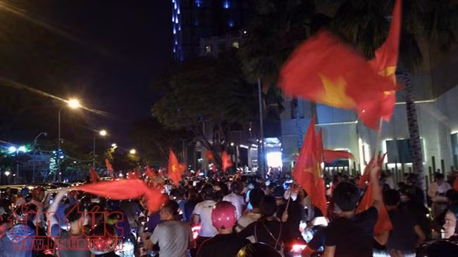 Người dân TP Hồ Chí Minh ào ạt xuống đường ăn mừng chiến thắng của U23 Việt Nam ảnh 9