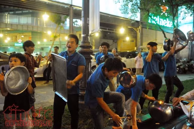 1001 kiểu ăn mừng của người dân TP Hồ Chí Minh ảnh 7