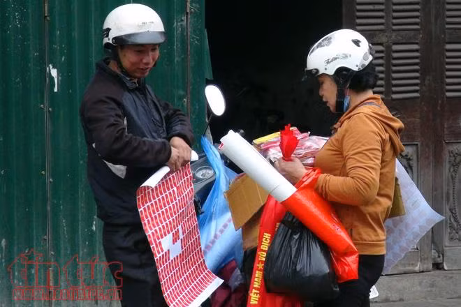 Phố Hàng Bông, Trịnh Hoài Đức ' nóng bỏng' màu cờ, màu áo cổ động U23 Việt Nam ảnh 6