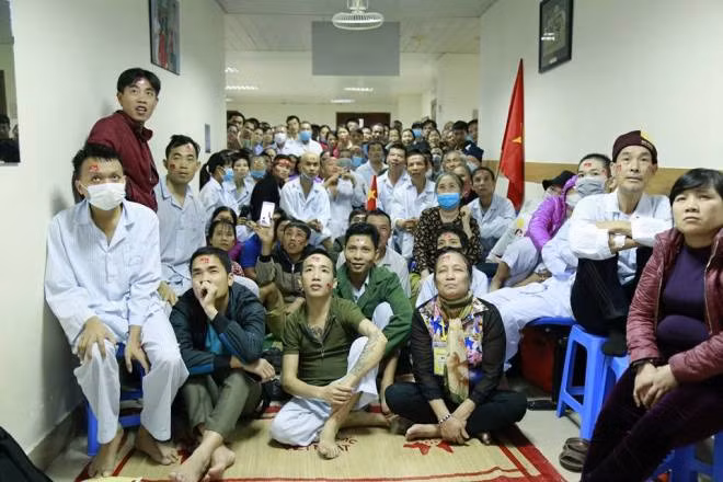 Vừa truyền nước vừa xem U23 Việt Nam trải qua trận chung kết nhiều máu lửa ảnh 3
