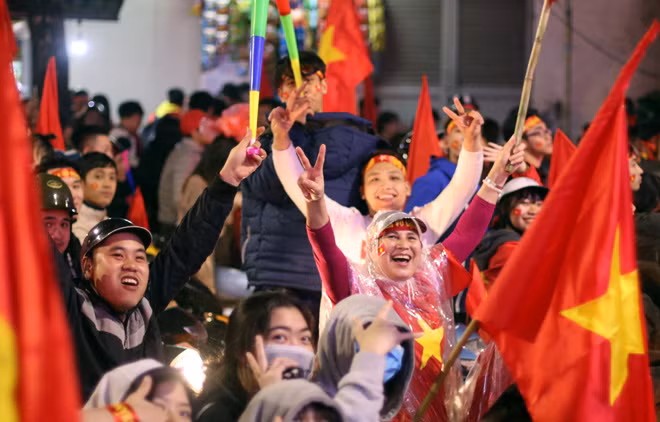 Đường phố rợp cờ, dòng người tràn đường cổ vũ dù U23 Việt Nam không vô địch ảnh 14