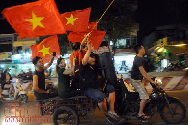 1001 kiểu ăn mừng của người dân TP Hồ Chí Minh ảnh 3