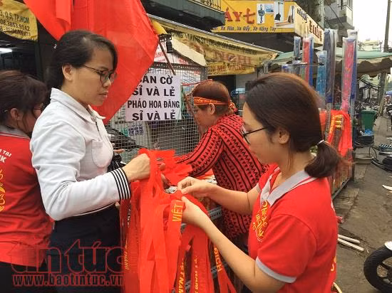 Các sản phẩm cổ vũ đội tuyển U23 Việt Nam 'sốt' chưa từng thấy tại TP Hồ Chí Minh ảnh 2