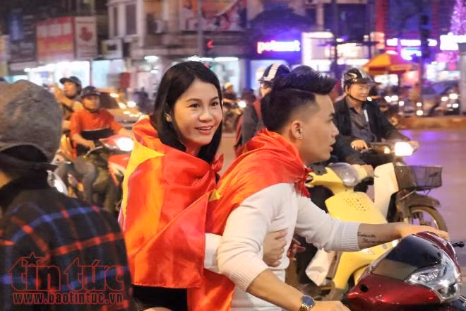 'Việt Nam vô địch, Việt Nam vô địch' - Cổ động viên đang hô vang đường phố ảnh 5