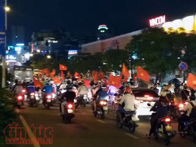 Cổ động viên TP Hồ Chí Minh xuống đường ăn mừng chiến thắng đội tuyển U23 Việt Nam ảnh 11