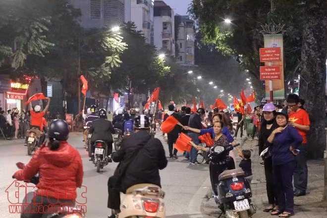 'Việt Nam vô địch, Việt Nam vô địch' - Cổ động viên đang hô vang đường phố ảnh 6