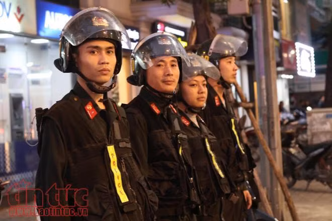 'Việt Nam vô địch, Việt Nam vô địch' - Cổ động viên đang hô vang đường phố ảnh 4