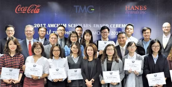 Đại sứ Hoa Kỳ tại Việt Nam trao học bổng AmCham Scholars cho 20 sinh viên xuất sắc ảnh 1