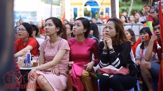 Ngắm các nữ cổ động viên xinh đẹp cổ vũ cho đội tuyển U23 Việt Nam ảnh 8