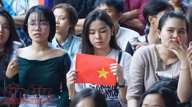 Ngắm các nữ cổ động viên xinh đẹp cổ vũ cho đội tuyển U23 Việt Nam ảnh 9