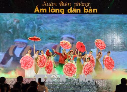 Chủ tịch Quốc hội dự giao lưu nghệ thuật 'Xuân biên phòng ấm lòng dân bản' ảnh 4