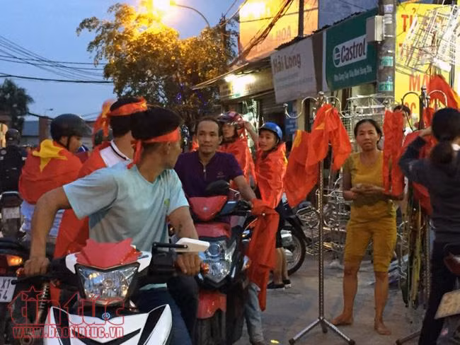 Cổ động viên TP Hồ Chí Minh xuống đường ăn mừng chiến thắng đội tuyển U23 Việt Nam ảnh 4