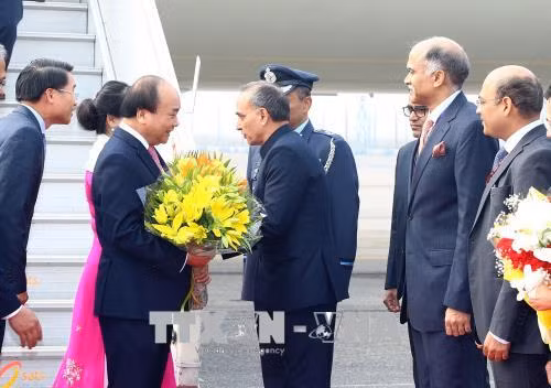 Thủ tướng Nguyễn Xuân Phúc đến New Delhi, bắt đầu tham dự Hội nghị Cấp cao ASEAN - Ấn Độ ảnh 1
