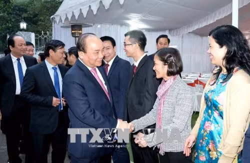 Thủ tướng gặp gỡ cán bộ, nhân viên Đại sứ quán Việt Nam tại Ấn Độ ảnh 1