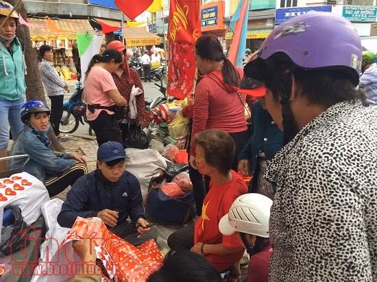 Các sản phẩm cổ vũ đội tuyển U23 Việt Nam 'sốt' chưa từng thấy tại TP Hồ Chí Minh ảnh 1