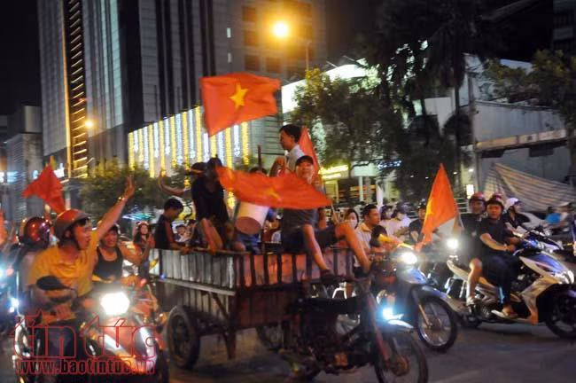 1001 kiểu ăn mừng của người dân TP Hồ Chí Minh ảnh 12