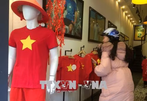 Thủ đô rợp bóng cờ đỏ sao vàng trước giờ bóng lăn ảnh 2