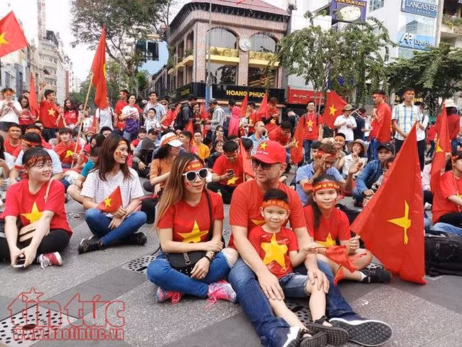 Triệu trái tim đổ xuống đường, hướng về U23 Việt Nam ảnh 6
