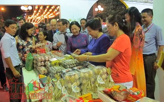 Doanh nghiệp bắt đầu đưa hàng Tết 'sạch', bình ổn giá đến tận khu dân cư ảnh 1