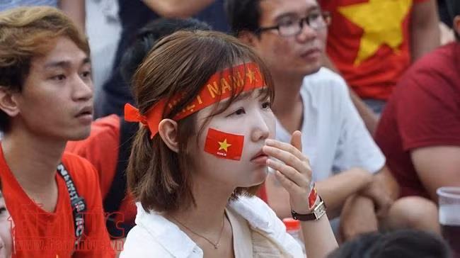 Ngắm các nữ cổ động viên xinh đẹp cổ vũ cho đội tuyển U23 Việt Nam ảnh 6