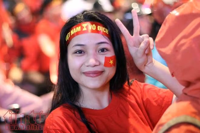 Đường phố rợp cờ, dòng người tràn đường cổ vũ dù U23 Việt Nam không vô địch ảnh 5