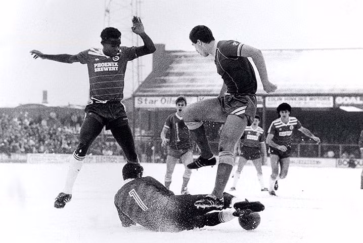 Ngoài U23 Việt Nam, nhiều đội tuyển thế giới đã từng phải đá bóng dưới tuyết dày đặc ảnh 7