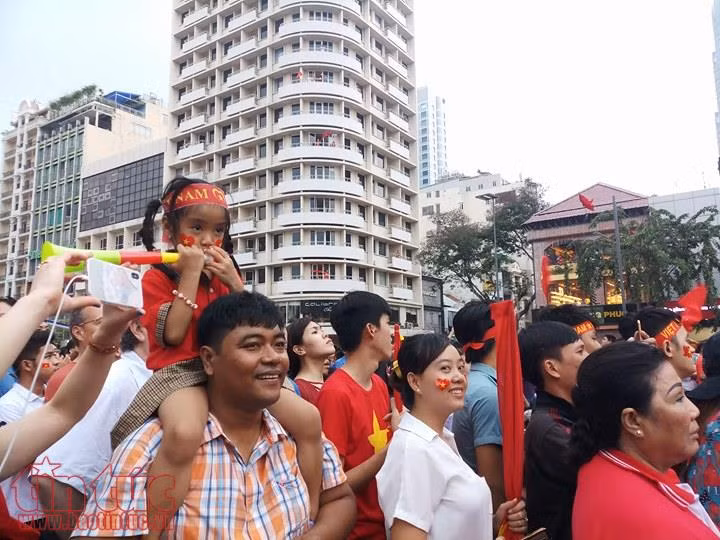 Đủ kiểu cổ vũ đội tuyển U23 Việt Nam tại TP Hồ Chí Minh ảnh 5