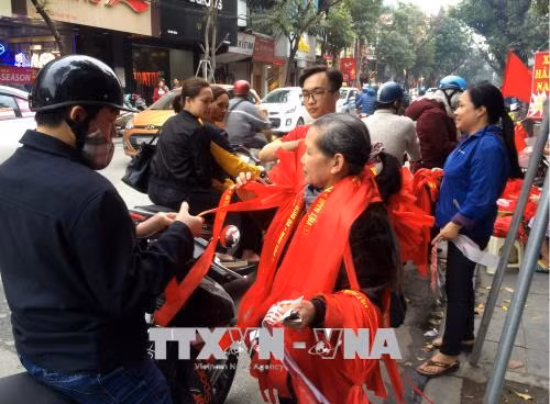 Thủ đô rợp bóng cờ đỏ sao vàng trước giờ bóng lăn ảnh 10