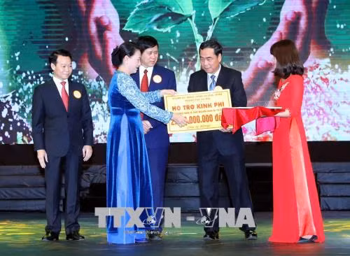 Chủ tịch Quốc hội dự Chương trình 'Vòng tay nhân ái' ảnh 2