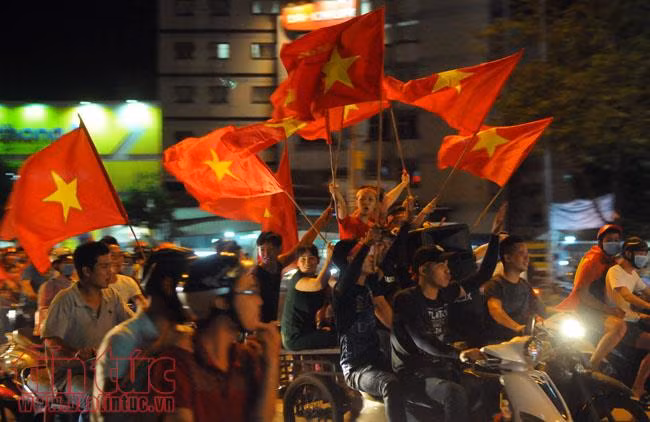 1001 kiểu ăn mừng của người dân TP Hồ Chí Minh ảnh 4