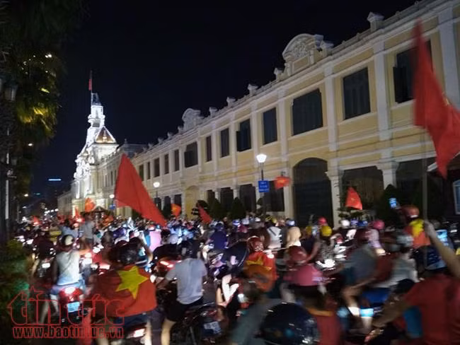 Người dân TP Hồ Chí Minh ào ạt xuống đường ăn mừng chiến thắng của U23 Việt Nam ảnh 7