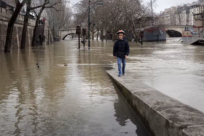 Cảnh sông Seine vỡ bờ, Paris chìm trong nước ảnh 1
