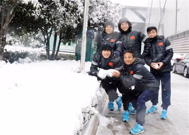 Tuyển thủ U23 Việt Nam tươi rói trong tuyết lạnh ở Thường Châu ảnh 2