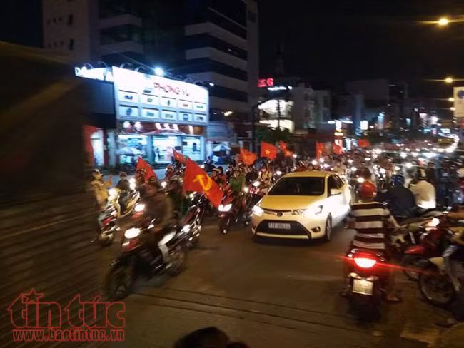 Cổ động viên TP Hồ Chí Minh xuống đường ăn mừng chiến thắng đội tuyển U23 Việt Nam ảnh 9