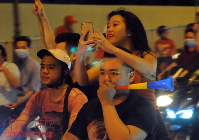 1001 kiểu ăn mừng của người dân TP Hồ Chí Minh ảnh 13