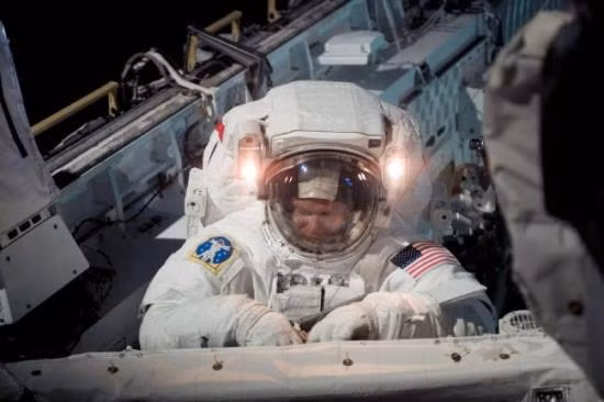Sử dụng vi khuẩn để biến chất thải con người thành thức ăn trên vũ trụ ảnh 1