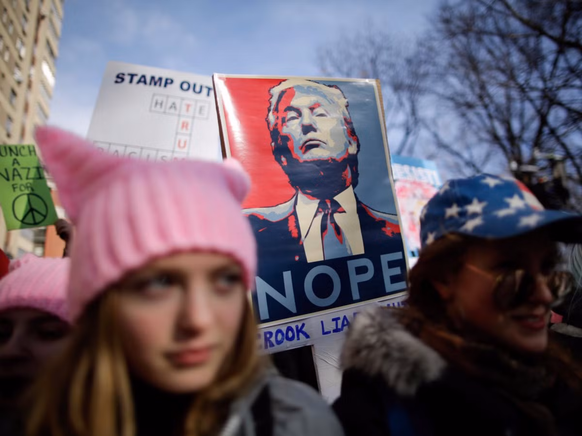 Tròn một năm ông Trump làm tổng thống, phụ nữ Mỹ tràn xuống đường biểu tình ảnh 7