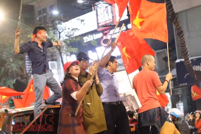 U23 thi đấu vì tinh thần của CĐV, CĐV xuống đường vì U23! ảnh 1