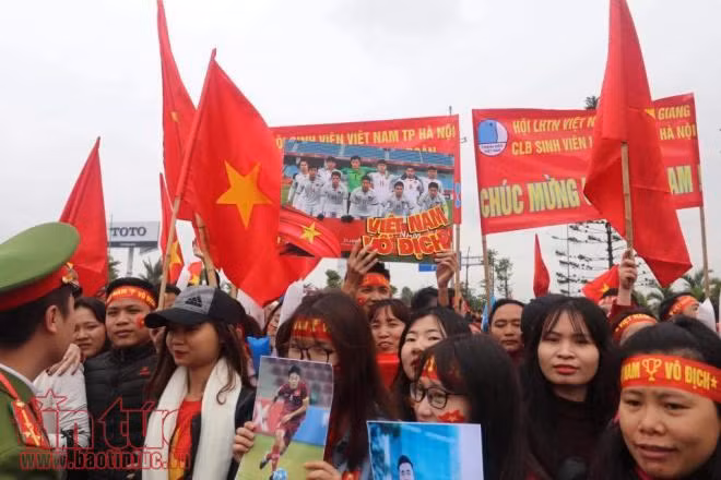 Người hâm mộ mang ảnh cầu thủ và huấn luyện viên tới đón U23 Việt Nam ảnh 1
