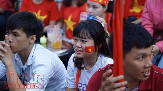 Ngắm các nữ cổ động viên xinh đẹp cổ vũ cho đội tuyển U23 Việt Nam ảnh 2