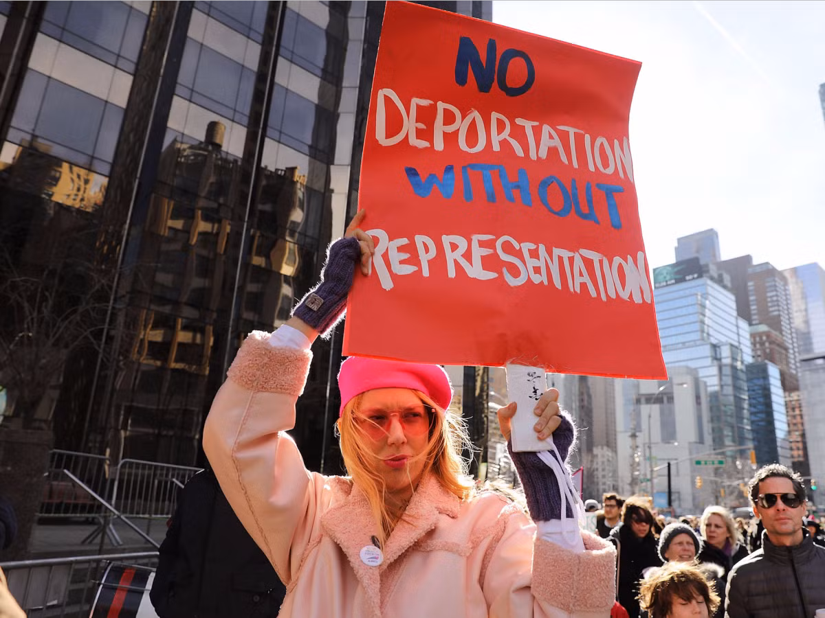Tròn một năm ông Trump làm tổng thống, phụ nữ Mỹ tràn xuống đường biểu tình ảnh 4