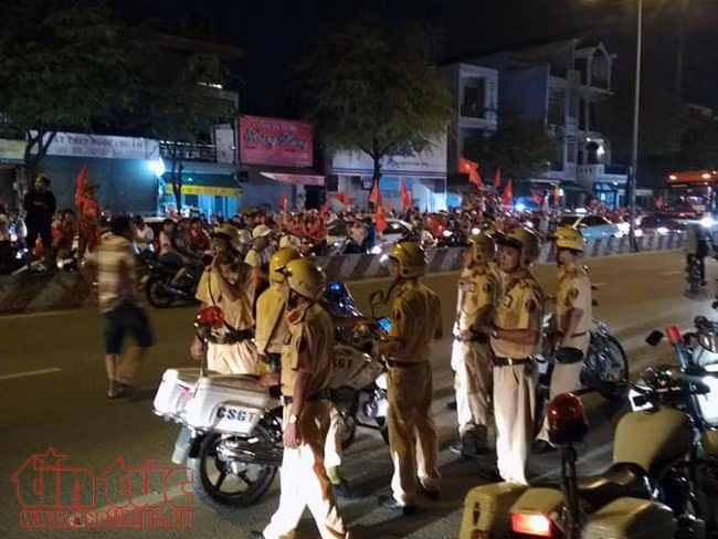 Cổ động viên TP Hồ Chí Minh xuống đường ăn mừng chiến thắng đội tuyển U23 Việt Nam ảnh 13