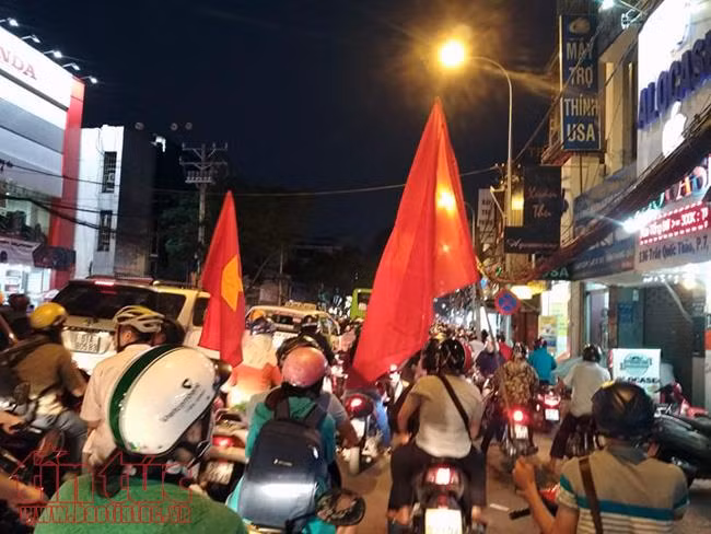Cổ động viên TP Hồ Chí Minh xuống đường ăn mừng chiến thắng đội tuyển U23 Việt Nam ảnh 7